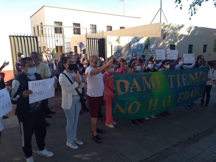 Imagen de la protesta a las puertas del CEPA de Jinámar / TA